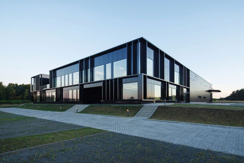 ConceptSystem 59Pa Fenêtres et CW 50-HI Murs rideaux - Pivexin Technology Headquarter situé à Babice, Pologne