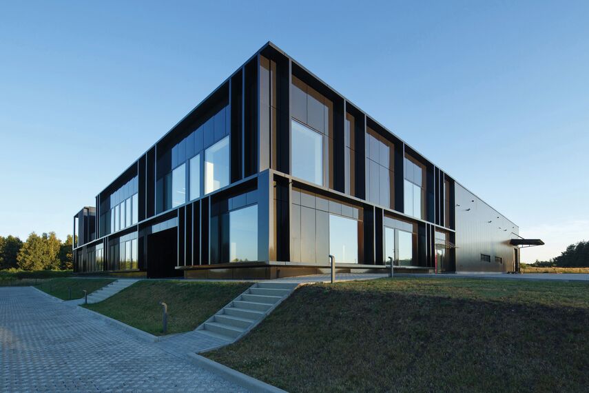 ConceptSystem 59Pa Fenêtres et CW 50-HI Murs rideaux - Pivexin Technology Headquarter situé à Babice, Pologne
