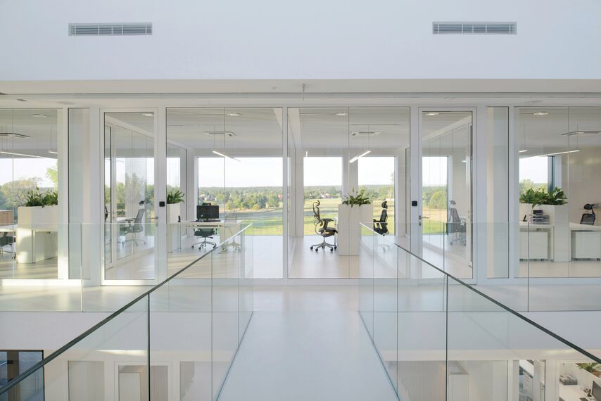 ConceptSystem 59Pa Fenêtres et CW 50-HI Murs rideaux - Pivexin Technology Headquarter situé à Babice, Pologne