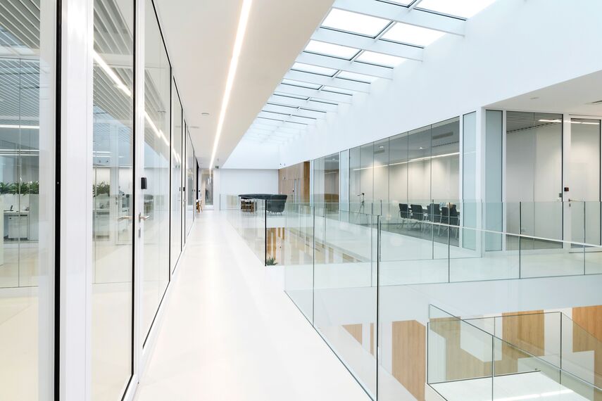 ConceptSystem 59Pa Fenêtres et CW 50-HI Murs rideaux - Pivexin Technology Headquarter situé à Babice, Pologne