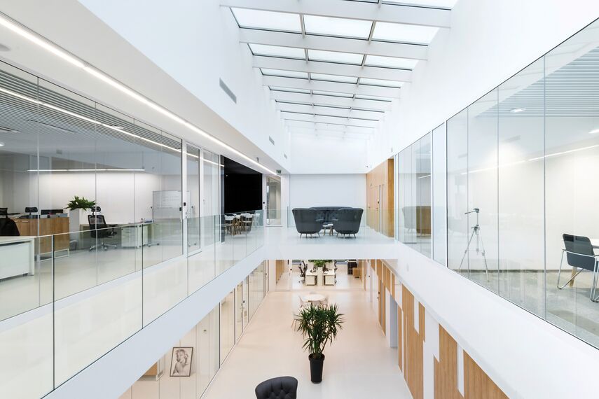 ConceptSystem 59Pa Fenêtres et CW 50-HI Murs rideaux - Pivexin Technology Headquarter situé à Babice, Pologne