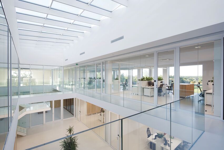ConceptSystem 59Pa Fenêtres et CW 50-HI Murs rideaux - Pivexin Technology Headquarter situé à Babice, Pologne