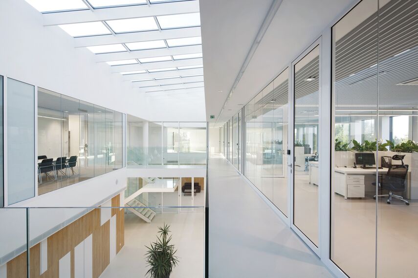 ConceptSystem 59Pa Fenêtres et CW 50-HI Murs rideaux - Pivexin Technology Headquarter situé à Babice, Pologne
