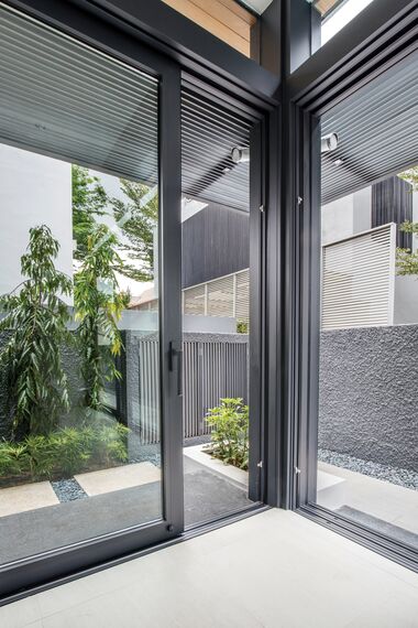 ConceptSystem 59 Fenêtres et CP 96 Coulissants - Villa 11 Sunridge Park situé àSingapour