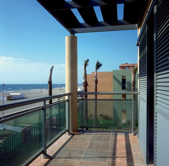 ConceptWall 50 Murs rideaux, ThermoRoof 200 Vérandas et RB 10 Produits Périphériques - Piscine Hotel Portobello situé à Roquetas de Mar (Almeria), Espagne