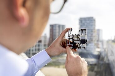 Architecte examinant des cross-coupés en aluminium FENETRE PROFILE