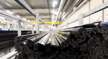 BARRETTE thermique synthétique empilée en fer CHÂSSIS dans l’entrepôt.
