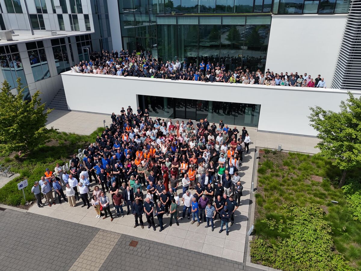 Photo de groupe d’employés devant reynaers Campus.
