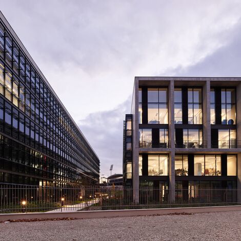 ConceptWall 86 Murs rideaux, ThermoSystem 68 Fenêtres, ConceptWall 50 Murs rideaux et TS 68-HV Fenêtres - Immeuble de bureaux Jardins du Lou situé à Lyon, France