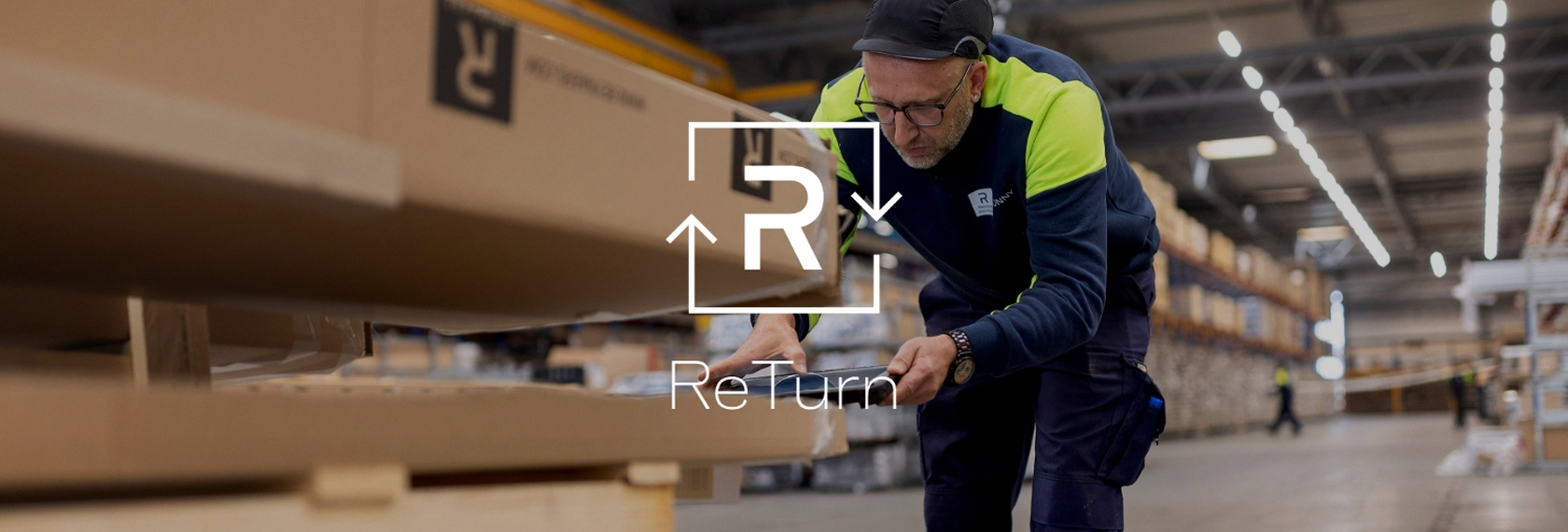 Logo ReTurn devant un employé d’entrepôt en train de vérifier les colis