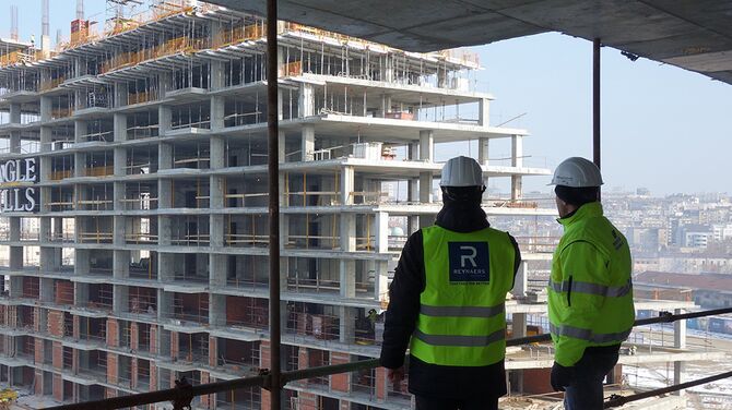 Visita técnica a obra com instalação de caixilharia de alumínio.