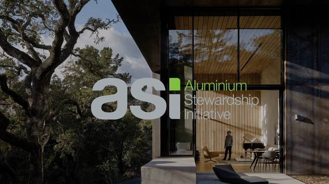 Logo ASI devant une villa moderne dans une forêt.