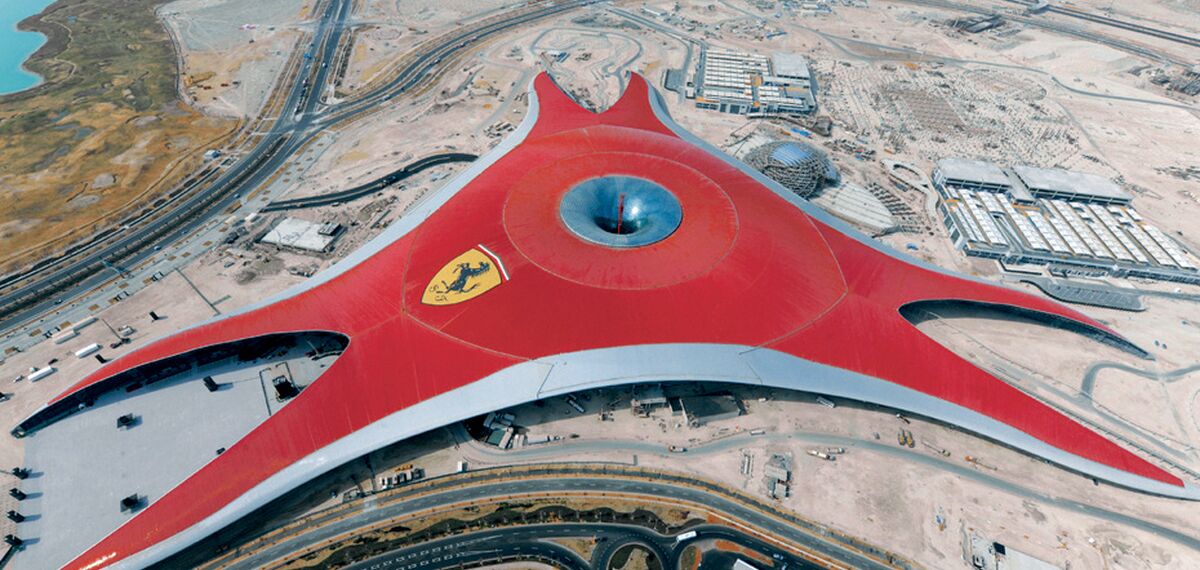 ConceptWall 86 Murs rideaux - Ferrari World Abu Dhabi situé à Abu Dhabi, Émirats arabes unis