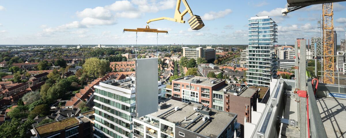 Bâtiment modulaire PANNEAU élevé à côté d’un gratte-ciel.