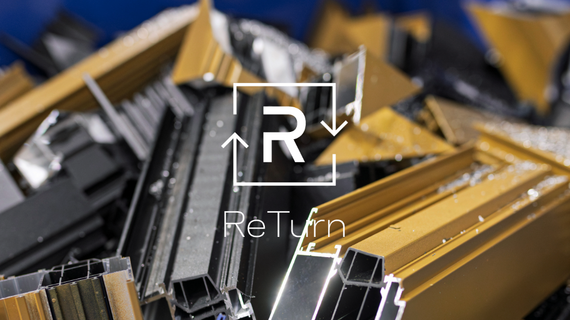 Le logo ReTurn devant un tas de ferraille d’aluminium dans un bac bleu.