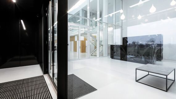 ConceptSystem 59Pa Fenêtres et CW 50-HI Murs rideaux - Pivexin Technology Headquarter situé à Babice, Pologne