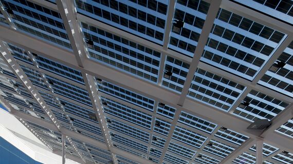 ConceptWall 50 Murs rideaux et BriseSoleil 100 Brise Soleil - Immeuble de bureaux Teatro municipal núria espert situé à Sant Andreu de la Barca, Espagne