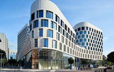 Vue de face du bâtiment commercial Quatuor à Bruxelles, en Belgique.